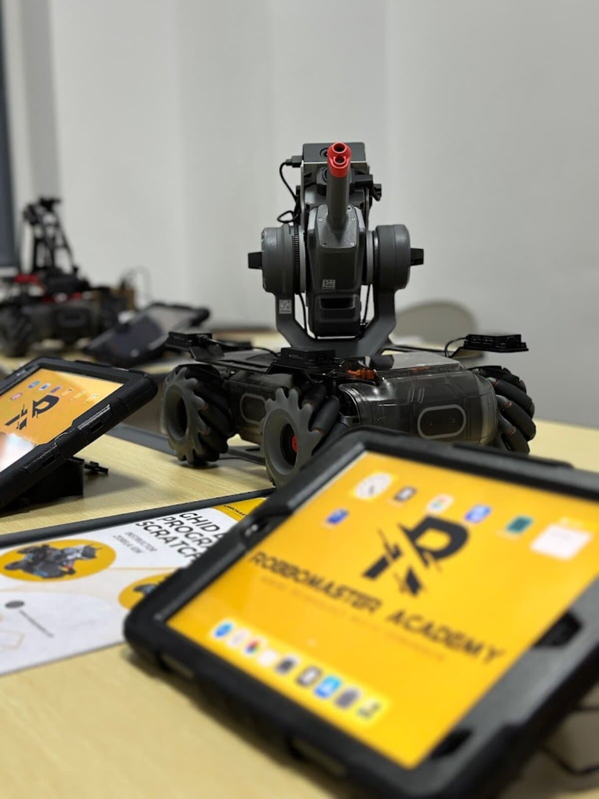 Robot DJI cu tablete de programare